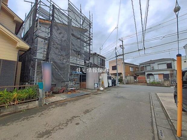 前面道路を含めた現地写真です。