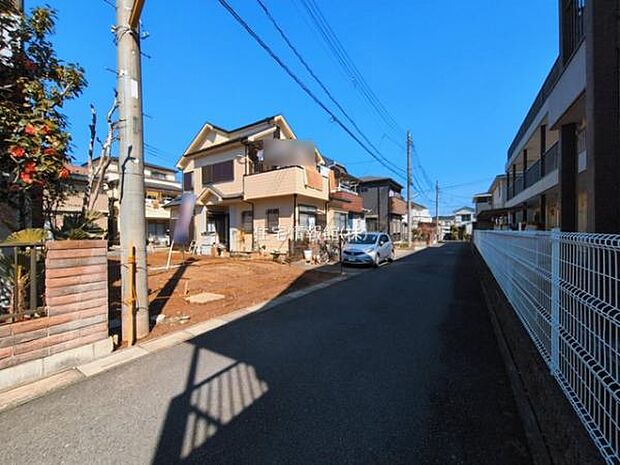 前面道路を含めた現地写真です。