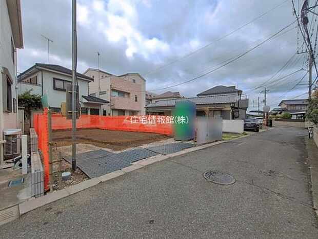 前面道路を含めた現地写真です。