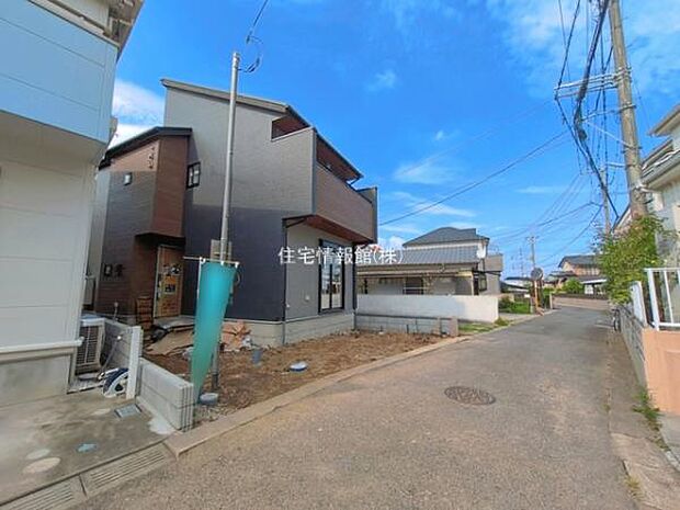 前面道路を含めた現地写真です。