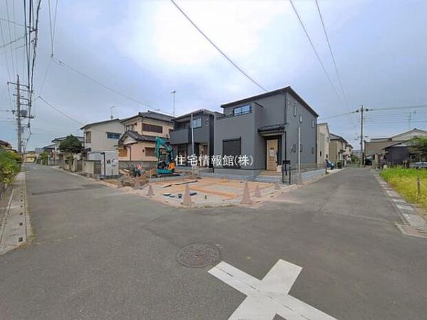 前面道路を含めた現地写真です。
