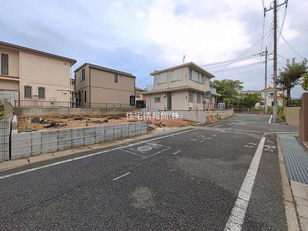 前面道路を含めた現地写真です。