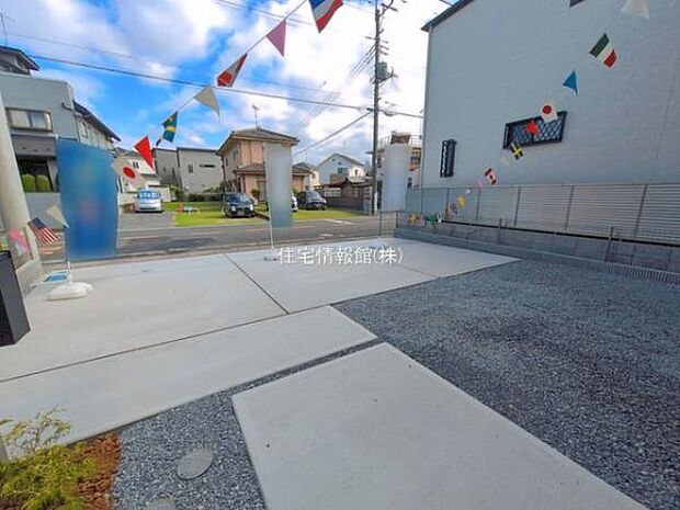 前面道路を含めた現地写真です。