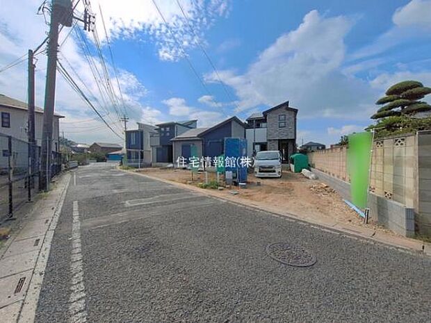 前面道路を含めた現地写真です。