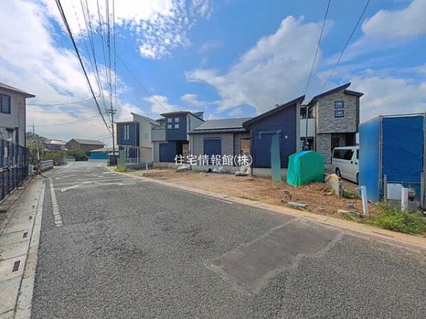 前面道路を含めた現地写真です。
