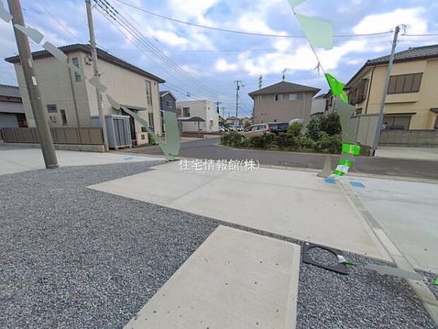 前面道路を含めた現地写真です。