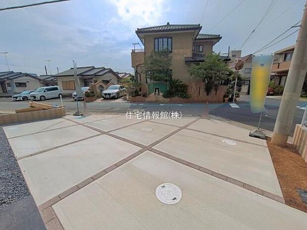 前面道路を含めた現地写真です。