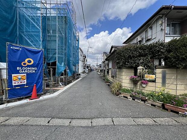 前面道路です。住宅地につき落ち着いた新生活を始められそうです。