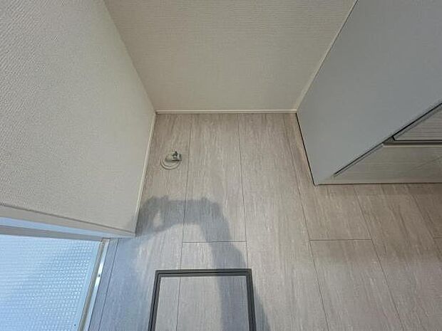 独立洗面台の横にはランドリースペースがございます。