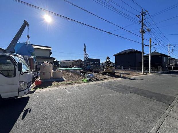 前面道路です。住宅地につき落ち着いた新生活を始められそうです。