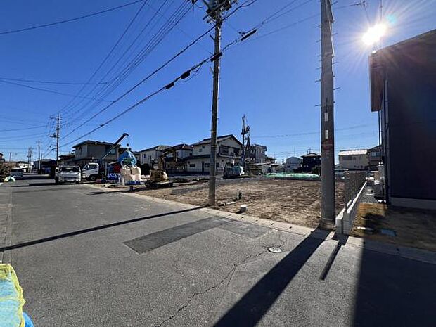 前面道路を含めた現地写真です。