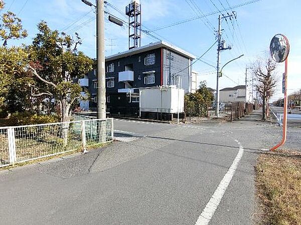 約5mの前面道路です。幅員も広く開放感もたっぷりです。