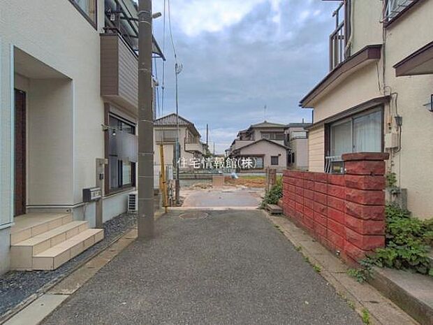 前面道路を含めた現地写真です。
