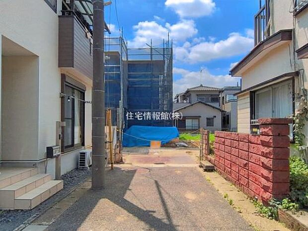 前面道路を含めた現地写真です。