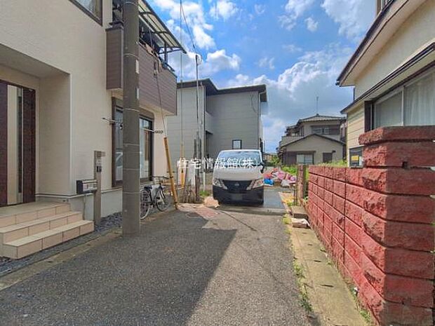 前面道路を含めた現地写真です。