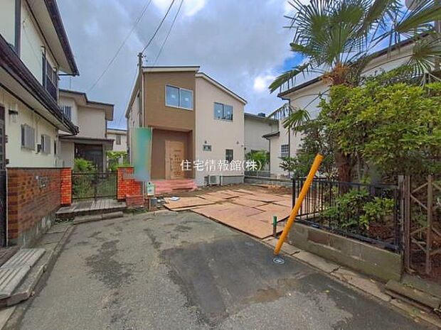 前面道路を含めた現地写真です。