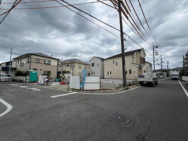 前面道路を含めた現地写真です。ぜひ周辺環境も併せてご覧ください。