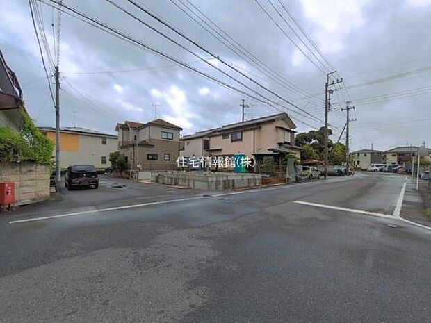 前面道路を含めた現地写真です。