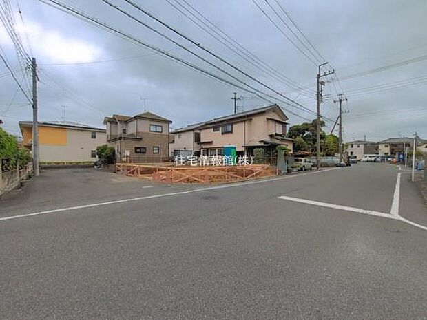 前面道路を含めた現地写真です。