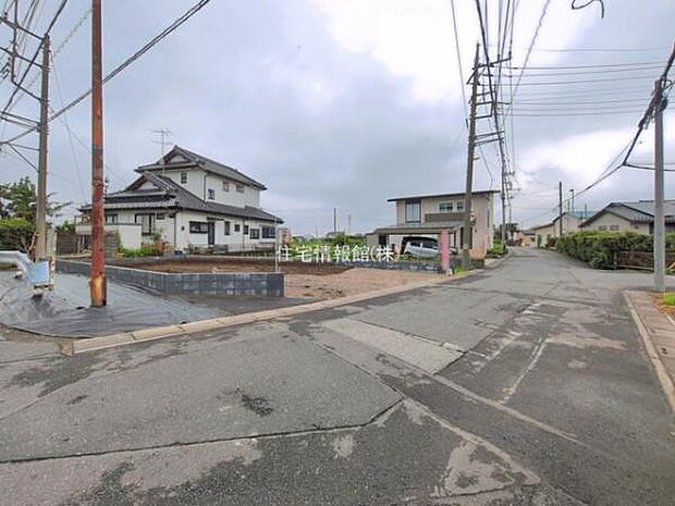 前面道路を含めた現地写真です。