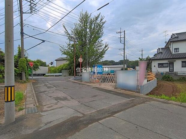 前面道路を含めた現地写真です。