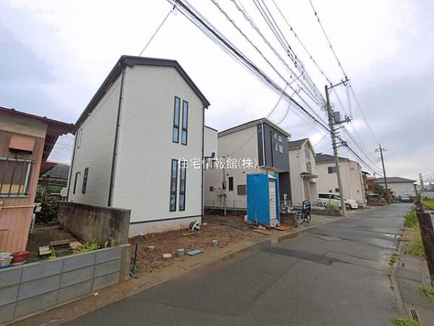前面道路を含めた現地写真です。