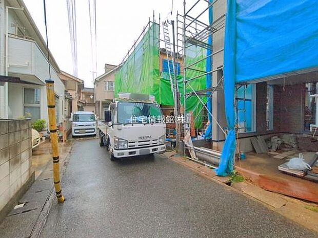 前面道路を含めた現地写真です。