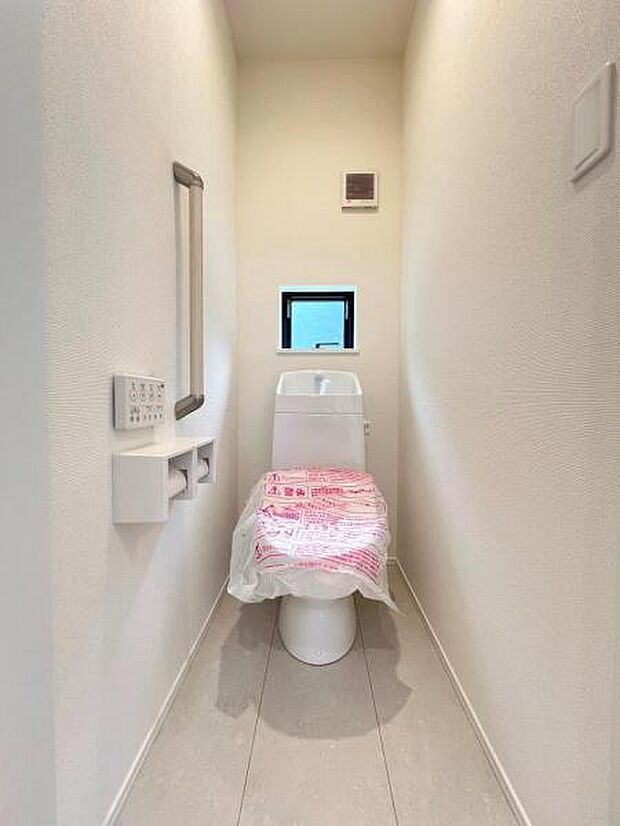 シャワー洗浄機能付のトイレは、清潔感が印象的な空間ですね。