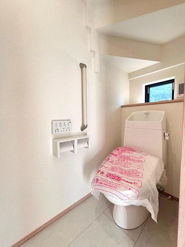 シャワー洗浄機能付のトイレは、清潔感が印象的な空間ですね。