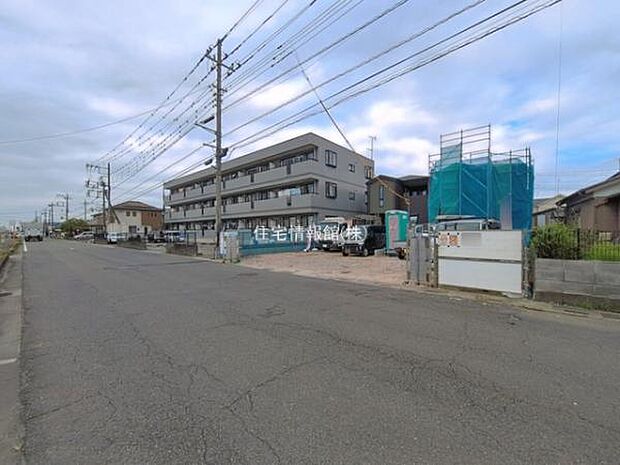 前面道路を含めた現地写真です。