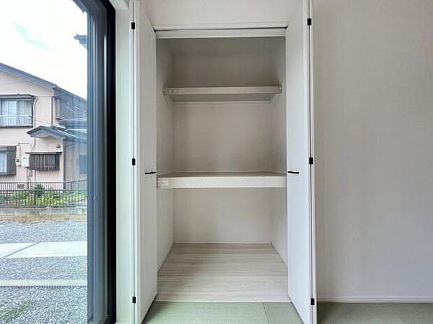 中の物を確認しやすく、取り出しやすい収納スペース。お部屋を広々とお使いいただけます。