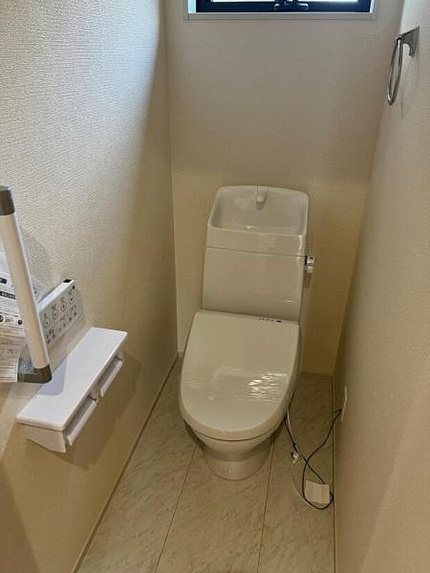 ほっと安らげるトイレ空間です。シャワー洗浄機能付のトイレは、清潔感が印象的な空間ですね。