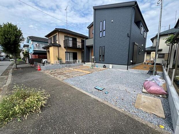 前面道路を含めた現地写真です。住宅地につき落ち着いた新生活を始められそうです。