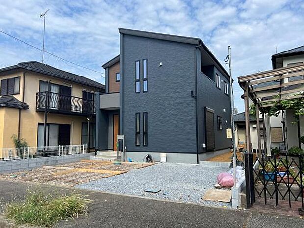 駐車場ももちろん完備しておりますのでお車所有の方にも心強いです。