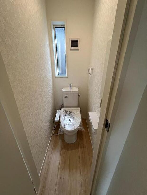 ほっと安らげるトイレ空間です。シャワー洗浄機能付のトイレは、清潔感が印象的な空間ですね。