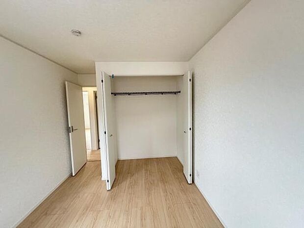 中の物を確認しやすく、取り出しやすい収納スペース。お部屋を広々とお使いいただけます。