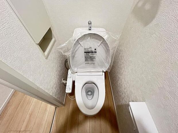 ほっと安らげるトイレ空間です。シャワー洗浄機能付のトイレは、清潔感が印象的な空間ですね。