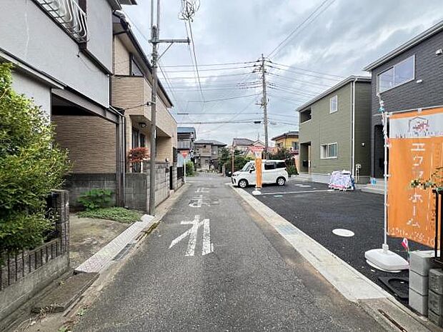 前面道路を含めた現地写真です。