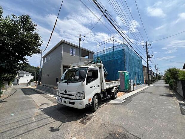 前面道路を含めた現地写真です。住宅地につき落ち着いた新生活を始められそうです。