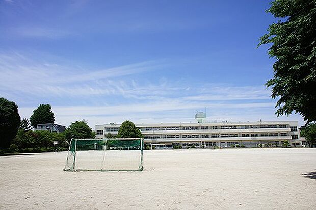 春日部市立内牧小学校まで約850m(徒歩11分)