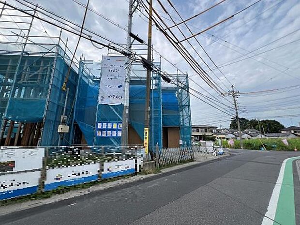 前面道路です。住宅地につき落ち着いた新生活を始められそうです。