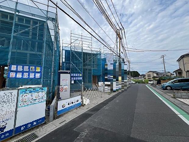 前面道路です。住宅地につき落ち着いた新生活を始められそうです。