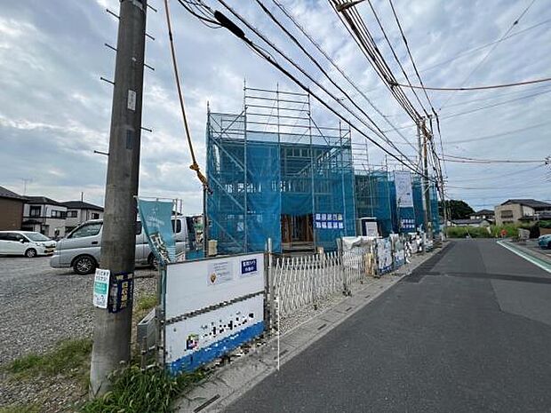 前面道路です。住宅地につき落ち着いた新生活を始められそうです。