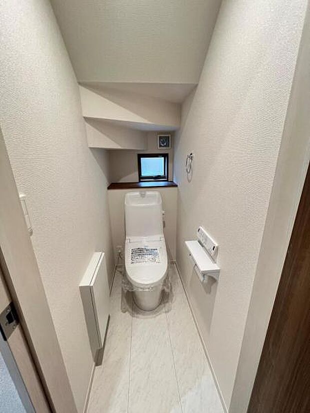 シャワー洗浄機能付のトイレは、清潔感が印象的な空間ですね。