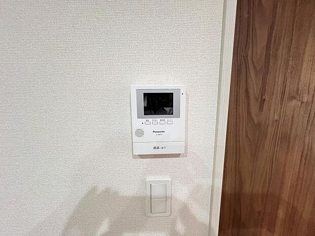 訪問者を確認できるTVモニター付きインターフォンです。