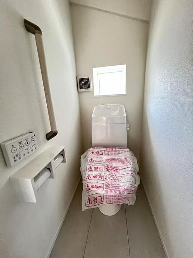 ほっと安らげるトイレ空間です。シャワー洗浄機能付のトイレは、清潔感が印象的な空間ですね。