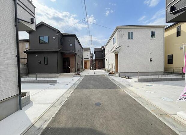 前面道路を含めた現地写真です。住宅地につき落ち着いた新生活を始められそうです。