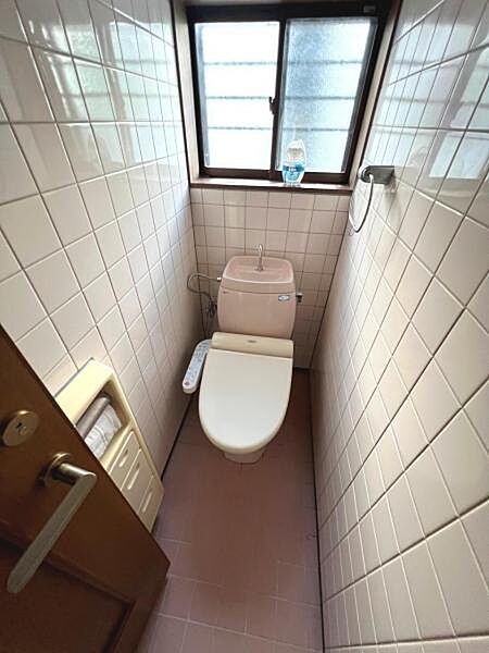 ほっと安らげるトイレ空間です。シャワー洗浄機能付のトイレは、清潔感が印象的な空間ですね。