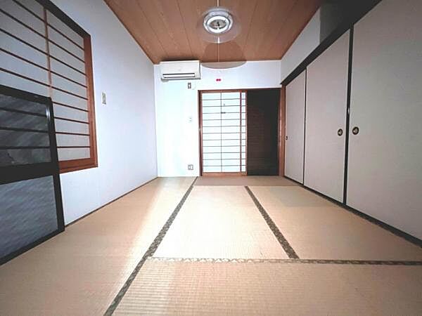 和室スペースです。畳のお部屋は寛げる空間ですね。