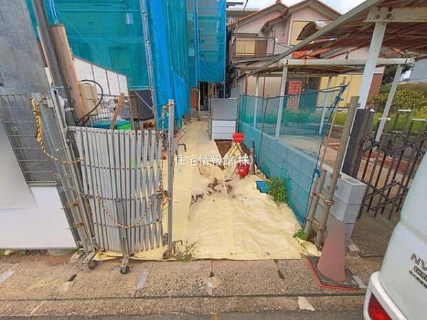 前面道路を含めた現地写真です。